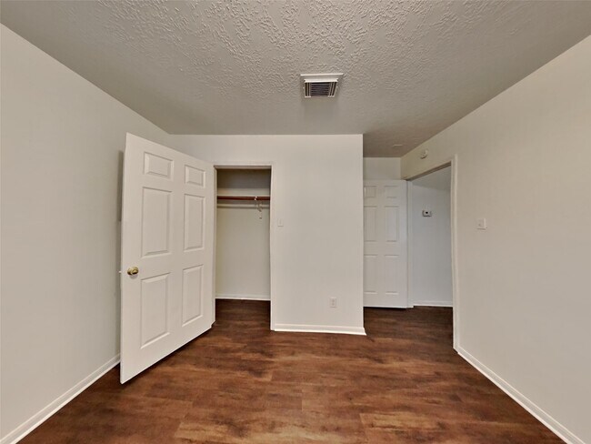 Building Photo - 622 Oak Hill Dr