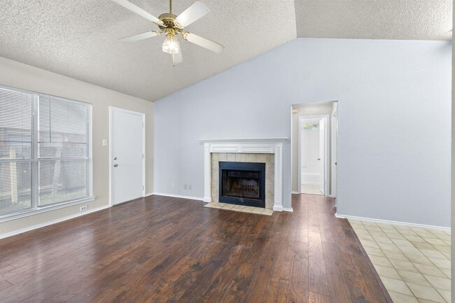 Building Photo - 6002 Parkwood Dr