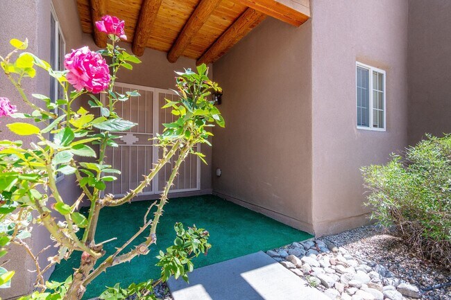 Building Photo - Single Level 3 Bedroom 2.5 Bath home in De...