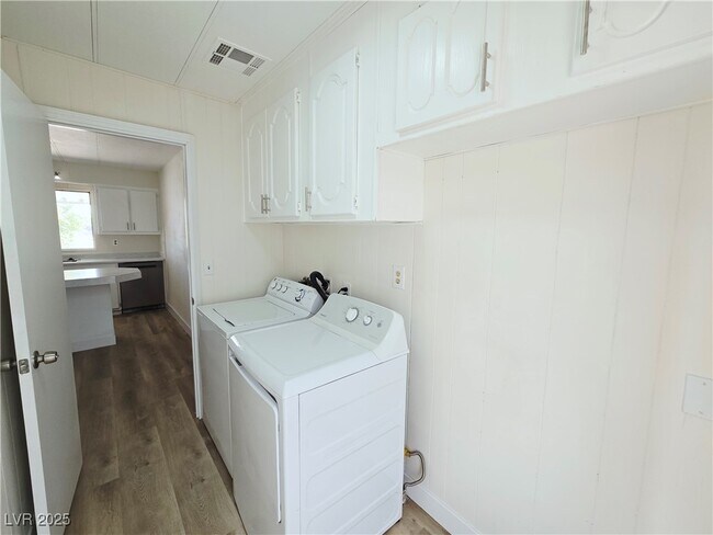 Building Photo - 220 Hopi Ln