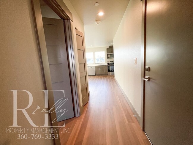Building Photo - Fully Renovated Upper Unit with Modern Finishes & A/C