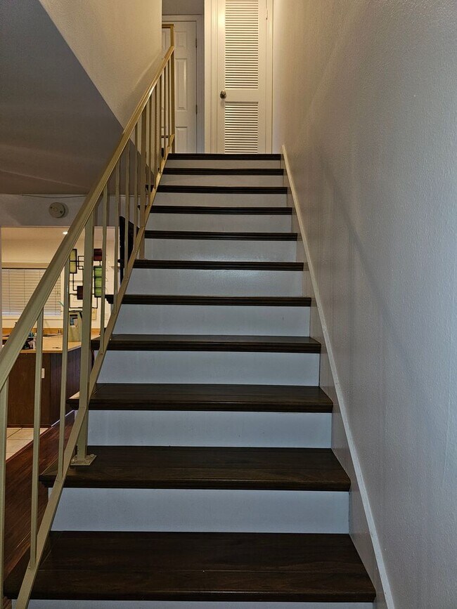 Building Photo - Remodeled 2bedroom 1.5 Bath Townhouse