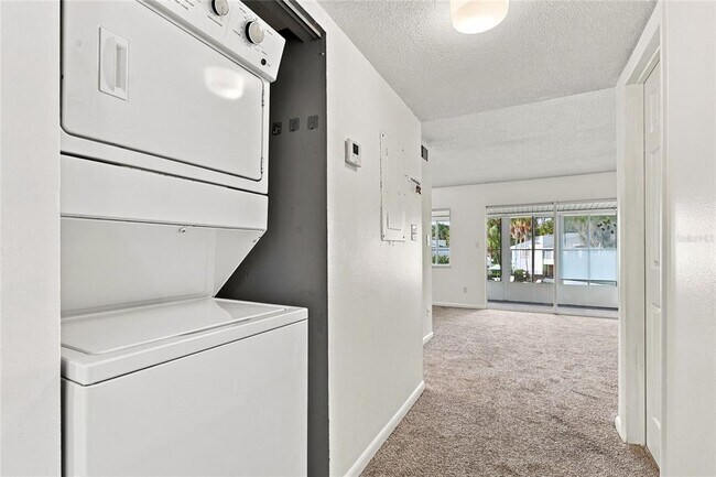 Building Photo - 570 Bahia Cir