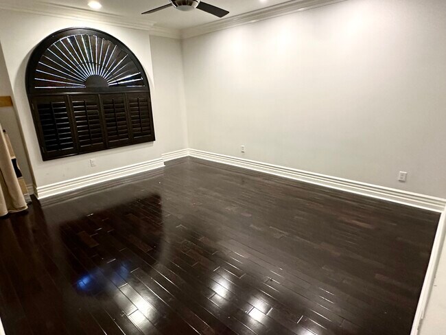 Building Photo - 850 N Croft Ave