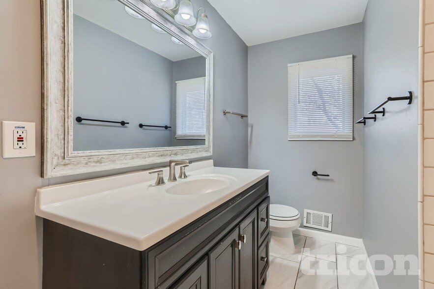 Building Photo - 820 Shenandoah Ln N