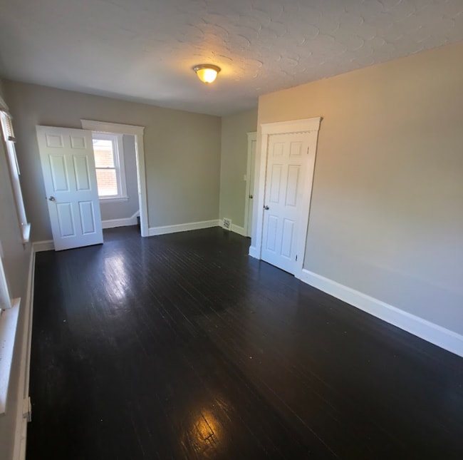 Building Photo - Single Family Home 4 Bedroom and 1 Bath Fo...