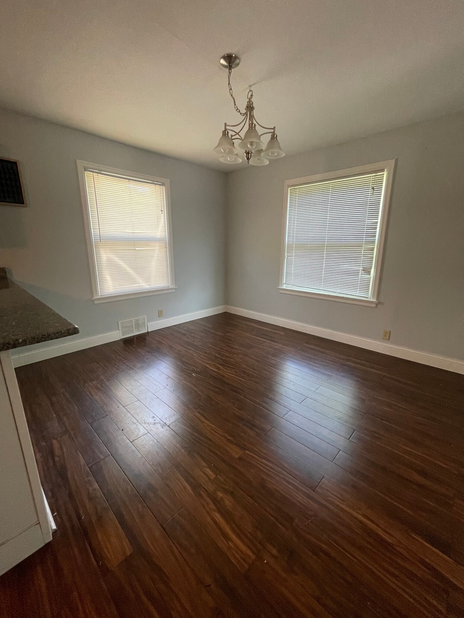 Dining area - 282 N Franklin St
