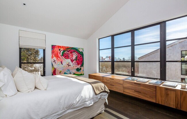 Building Photo - 811 Halsey Ln