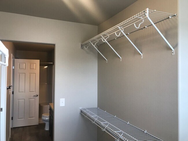 Building Photo - 4 Bed 2.5 Bath Single Family Home