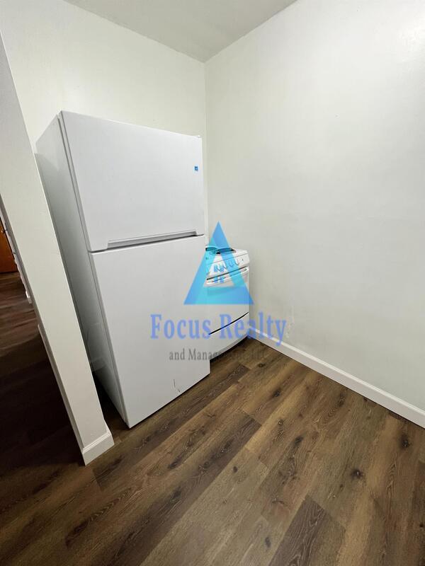 Building Photo - 560 E Main St