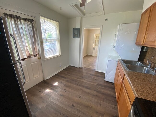 Building Photo - Quaint 2 Bedroom 1 Bathroom single family ...
