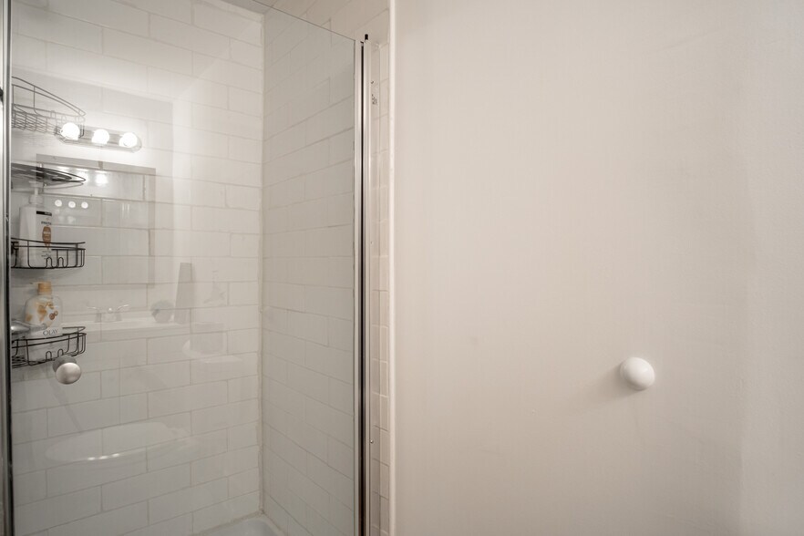 Building Photo - 711 Seymour Ave