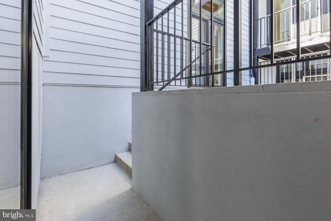 Building Photo - 722 Kenyon St NW