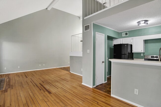 Building Photo - 5900 Grelot Rd