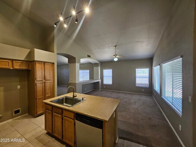 Building Photo - 1283 E Tradewind Dr