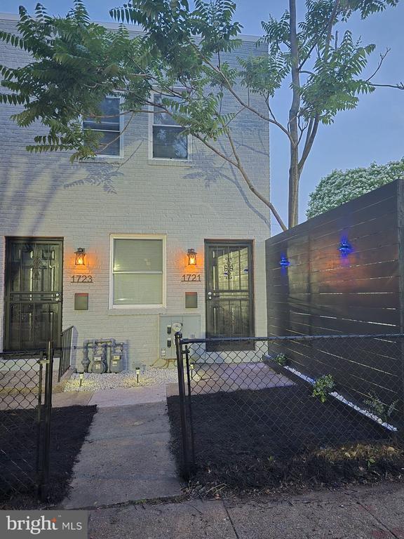 Building Photo - 1723 Gales Pl NE