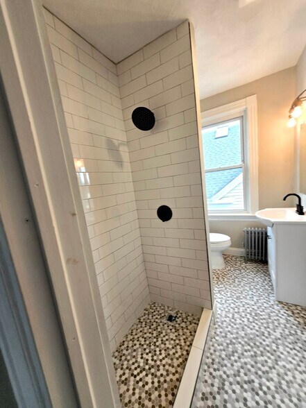 Building Photo - 457 Admiral St