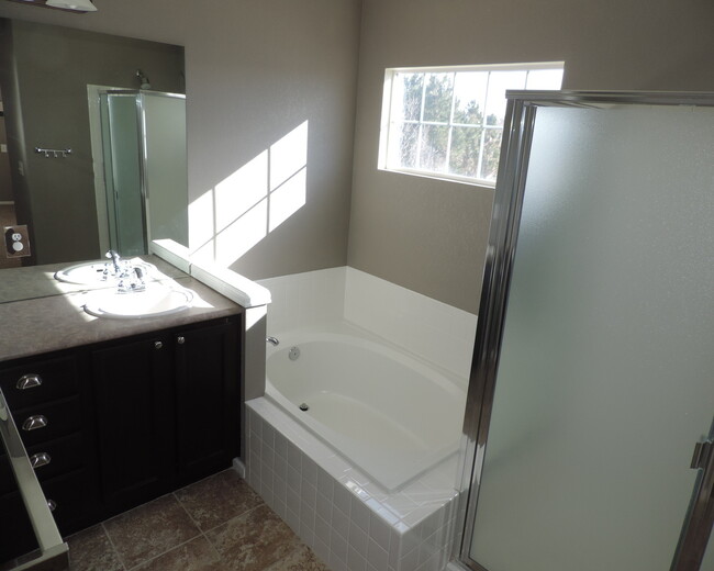 Building Photo - Conservatory 4 Bedroom Home (Available Imm...