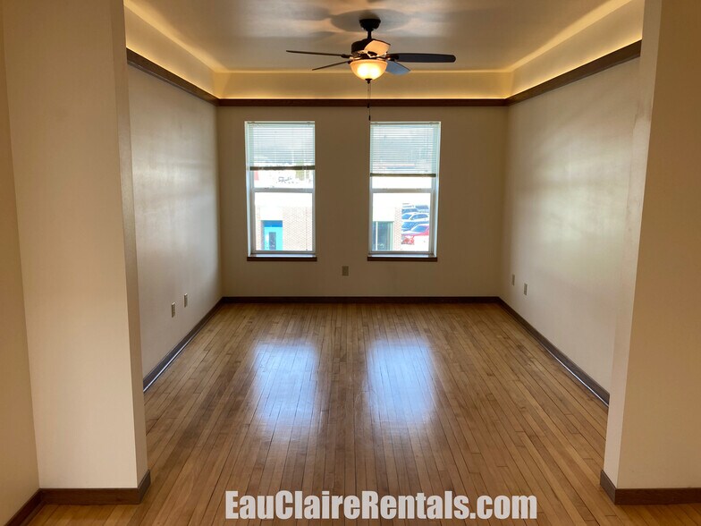 Living - 405 Wisconsin St