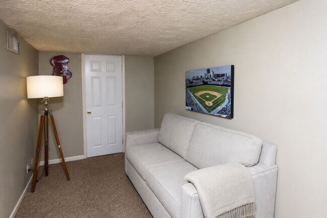 Building Photo - 636 Golfview Dr