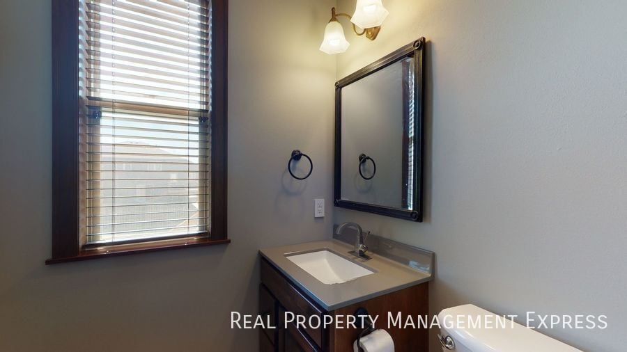 Building Photo - Beautiful 4 Bed 3.5 Bath House with 3-stall attached garage and fenced backyard on West side