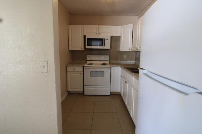 Building Photo - 1205 W 24th St