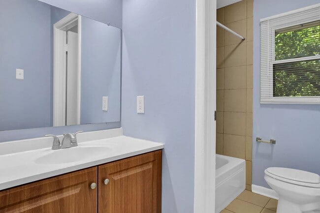 Building Photo - Beautiful, Newly Renovated 5 Bed 2 Bath si...