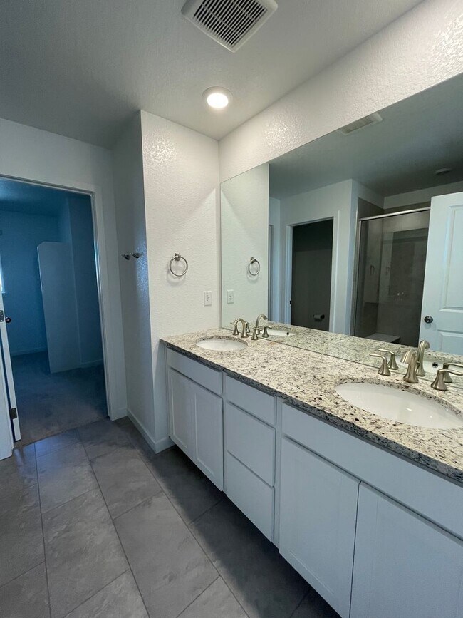 Building Photo - 3 Bedroom 2 Bath Home Available 4/1