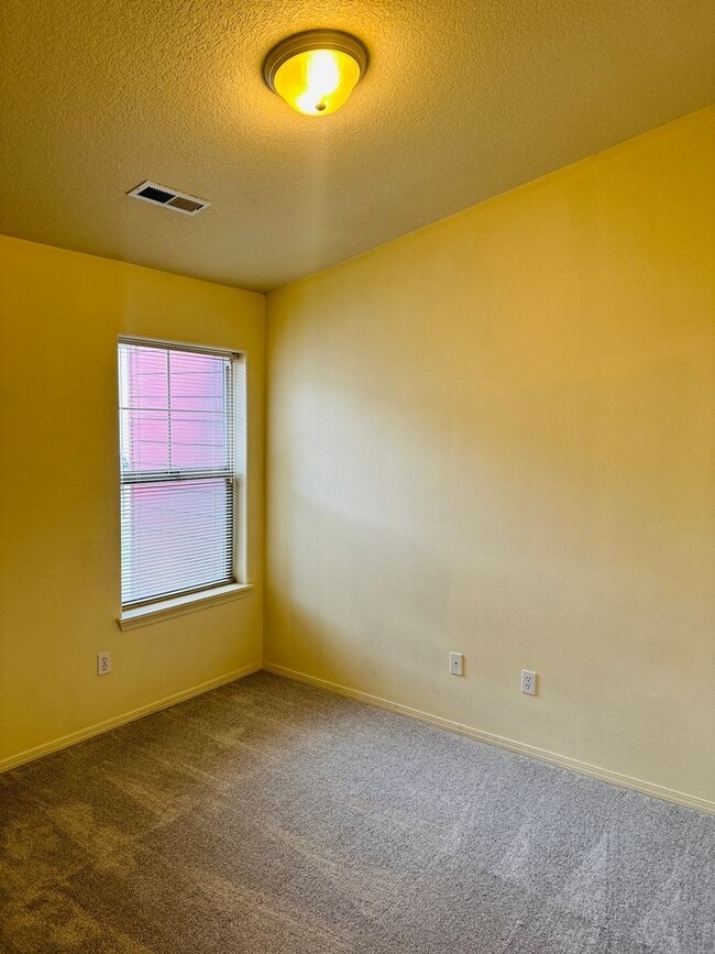 Building Photo - Charming and Updated Townhome in Convenien...