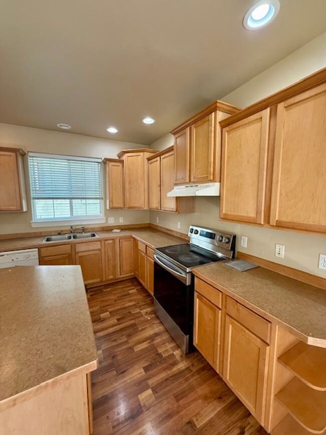 Building Photo - 3 Bedroom 3 Bathroom House Located Near a ...