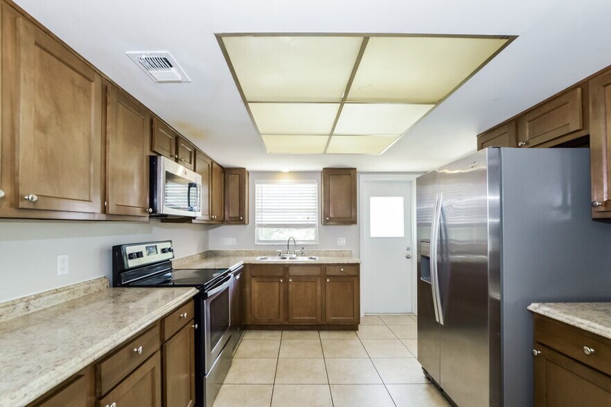 Building Photo - 8564 Cedar Cove Dr