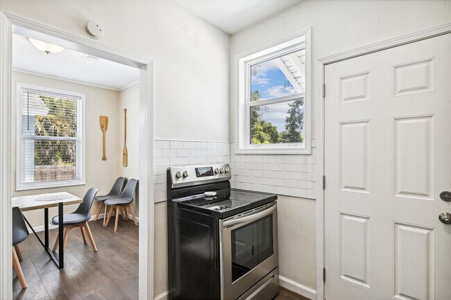 Building Photo - 300 Mercedes Ave