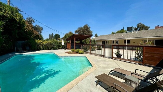 Building Photo - 3339 W Cambridge Ave