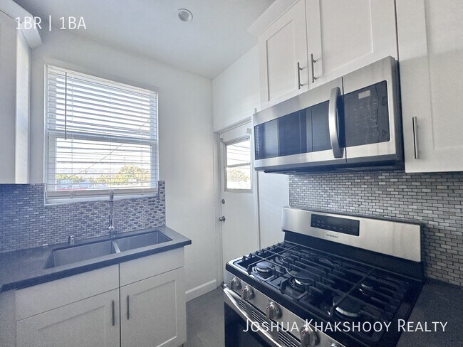 Building Photo - 1416 1/2 S Crest Dr -