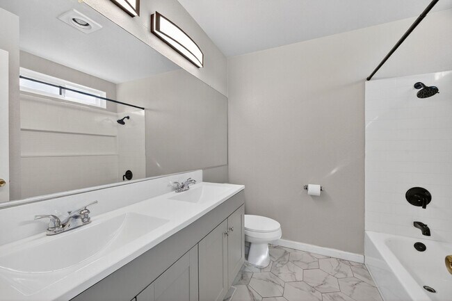 Building Photo - Newly renovated 2 bedroom, 2.5 bath townhome available in Chula Vista!