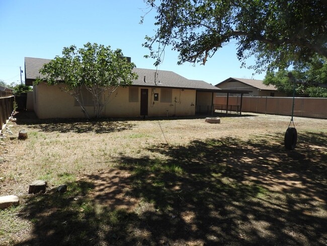 Building Photo - 4 Bedroom with large yard