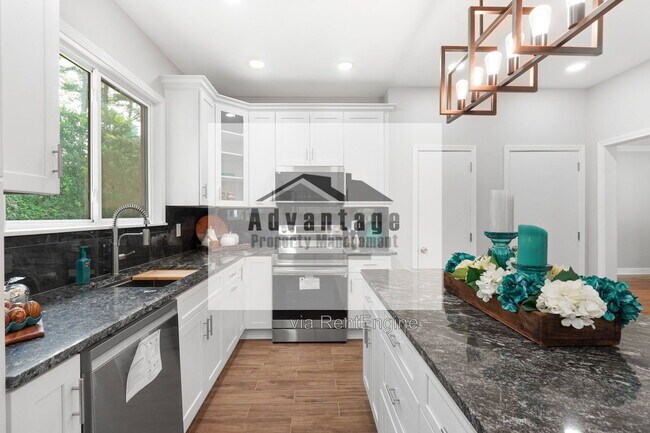 Building Photo - 1099 Pine Valley Rd
