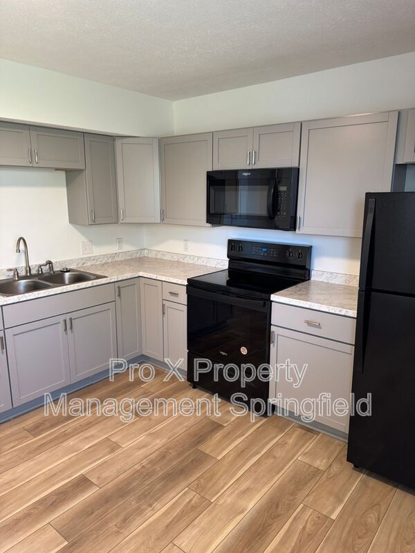 Building Photo - 615 E Bain St