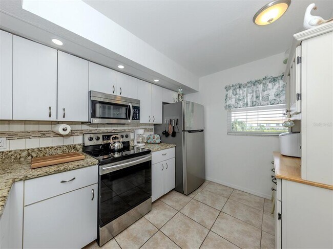 Building Photo - 26333 Nadir Rd