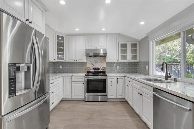 Building Photo - Great Location! Great Schools! Month to Mo...