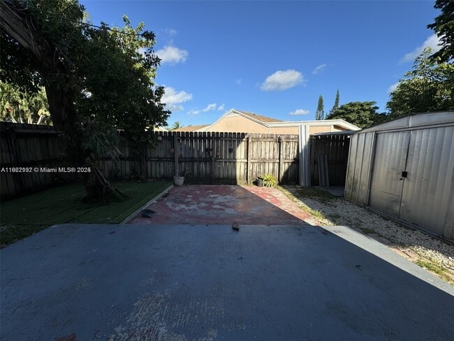 Building Photo - 915 SE 13th Rd