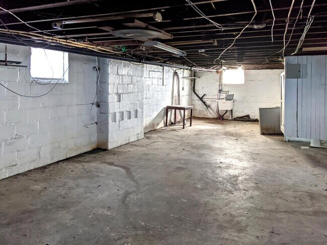 Building Photo - 223 Anthony St