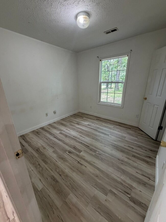 Building Photo - 3 Bedroom | 2 Bathroom | 1,100 square feet | Merriam Woods MO!