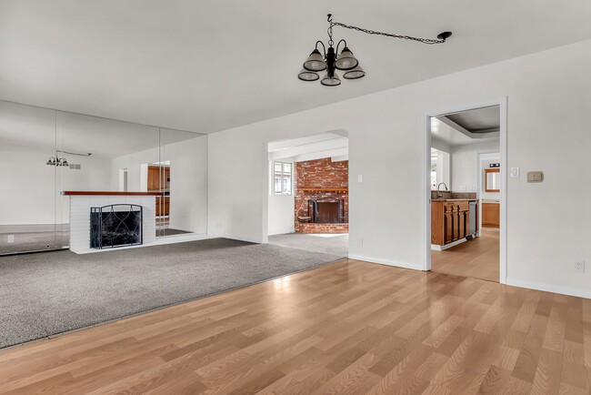 Building Photo - 6120 E Walton St