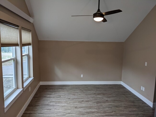 Building Photo - 1302 Silver Vault St