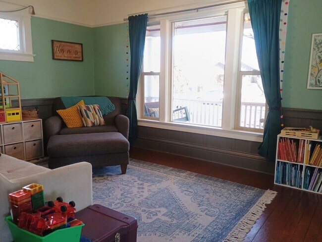 Building Photo - Spacious Craftsman in the Heart of North Spokane