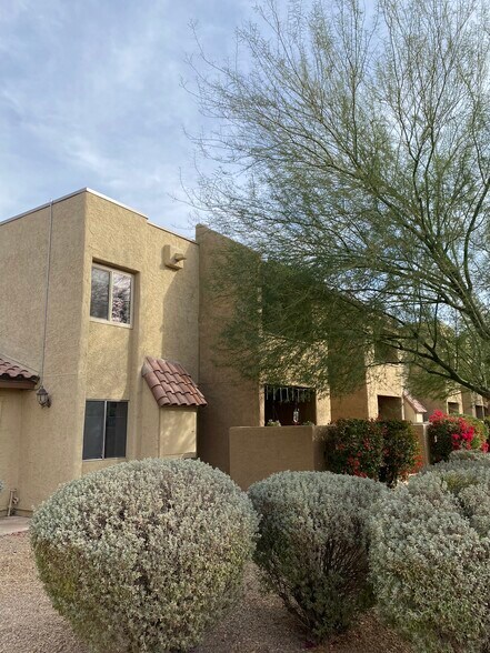 Top corner unit; bedroom does not share walls with neighbors - 5877 N Granite Reef Rd