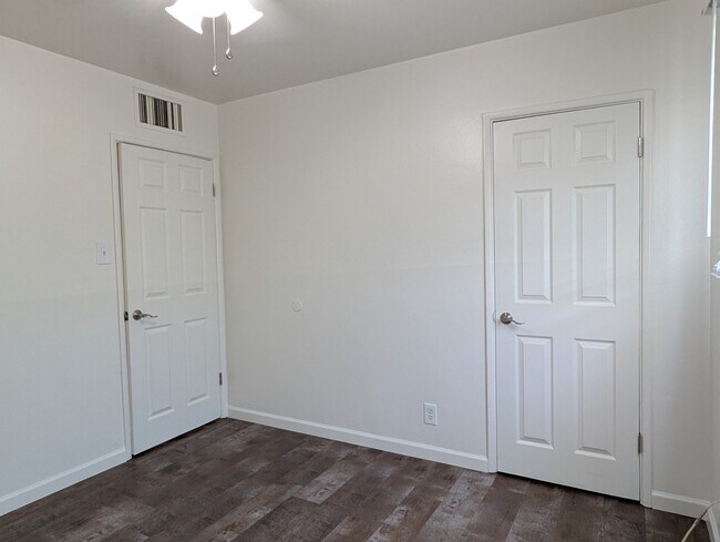 Building Photo - 1812 S Hardy Dr