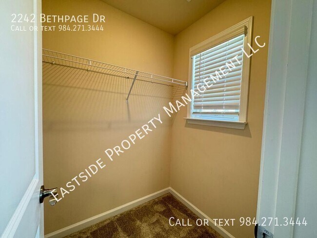 Building Photo - 2242 Bethpage Dr