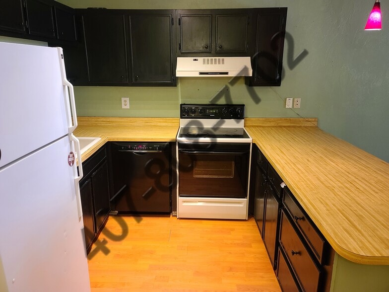 Dishwasher, stove and fridge - 1075 Ocala Rd